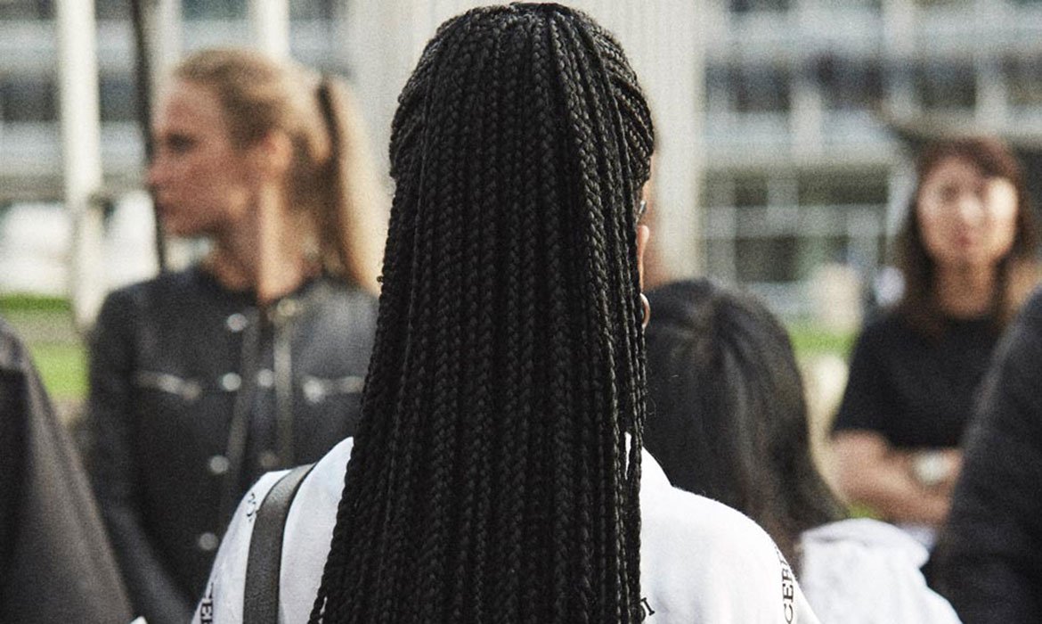 Las trenzas africanas o rollo rastas se llevan muchísimo. ¿Crees que podrían pasar a ser tus trenzas definitivas del verano 2021? Es solo cuestión de decidirse y de atreverse.